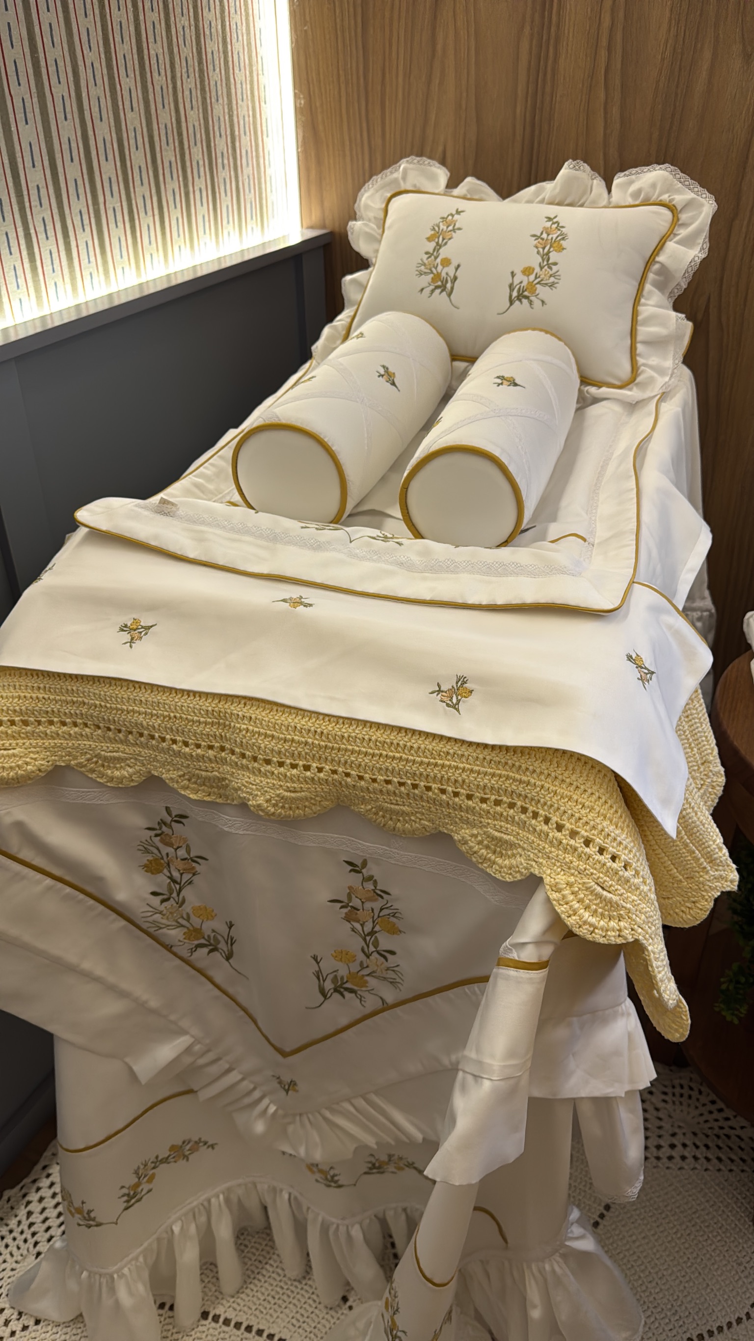 Conjunto completo de leito maternidade com almofada, rolinhos, lençol bordado e manta em tom mostarda